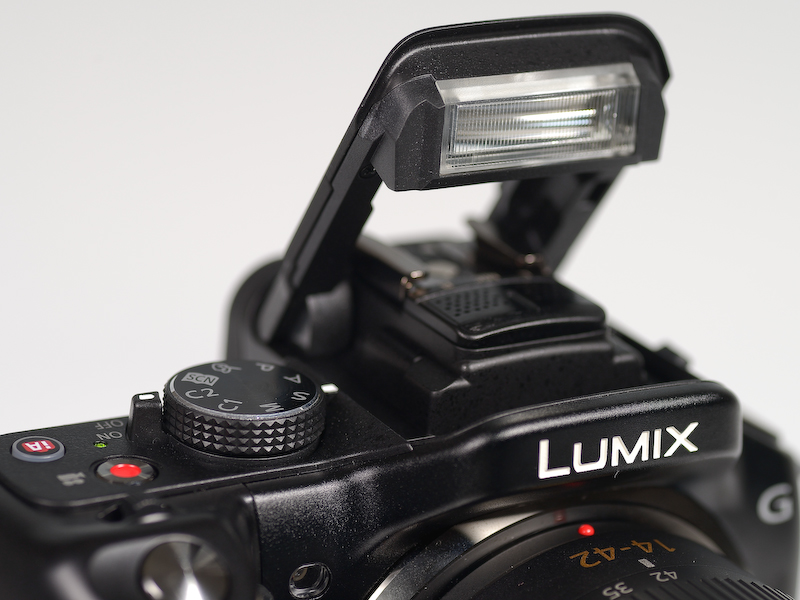 <b>内蔵ストロボ。ガイドナンバーは8.3相当（ISO100・m）、または同10.5相当（ISO160・m）。自動ポップアップ機能はない。</b>