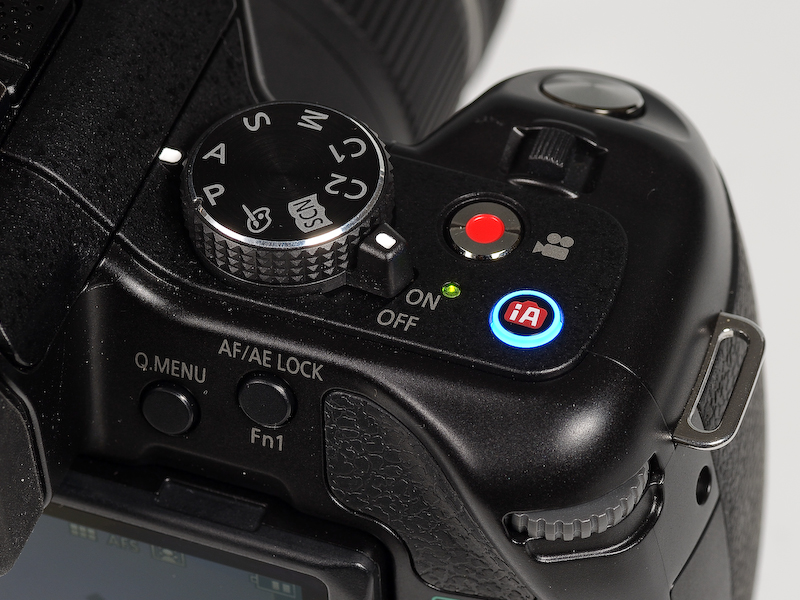 <b>ボタン一発で全自動モードに切り替わるiAボタン。iAモード時にはボタンが青く光る。</b>