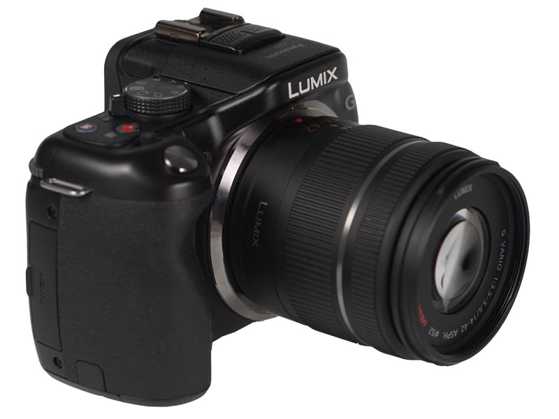 <b>LUMIX G VARIO 14-42mm F3.5-5.6 ASPH. MEGA O.I.S.を装着</b>
