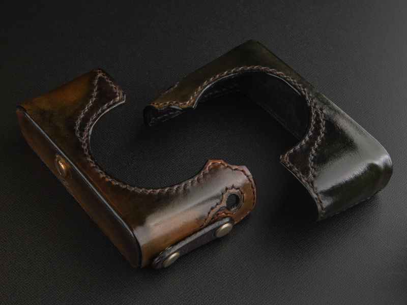 <b>Gradient whiskey case（左）とLimited Green case（右）はともに1万4,800円だ</b>