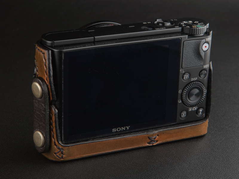 <b>背面は大きく開いており、すべての操作ボタンにイージーアクセスできる</b>