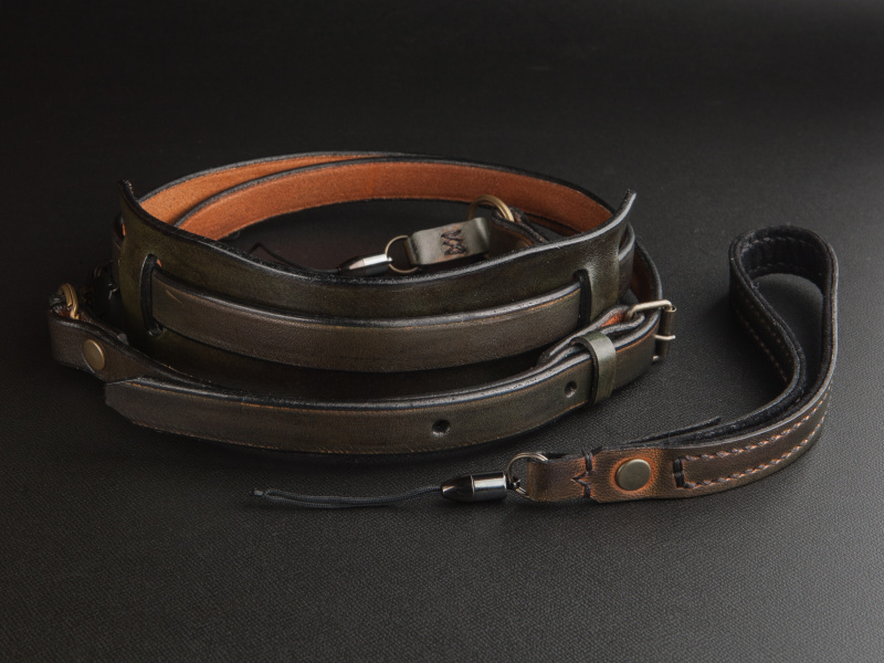 <b>アンティークカラーのネックストラップとハンドストラップをラインナップしている。</b>