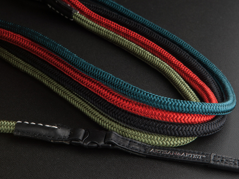 <b>組紐ストラップは1万2,600円。カラーバリエーション豊富で、ケースとカラーコーディネイトを楽しみたい</b>