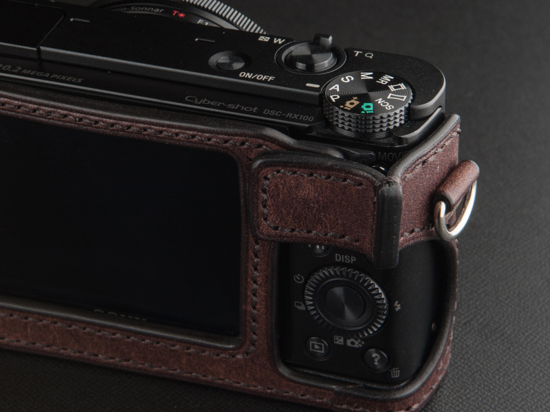 <b>サムグリップに親指をそえるとホールドが安定する。ホックボタンを外すと録画ボタンがあらわれる</b>