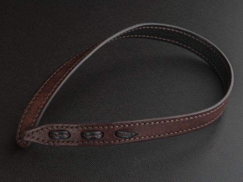 <b>鳥井工房のハンドストラップは6,800円。ケースと同カラーをラインナップしている</b>