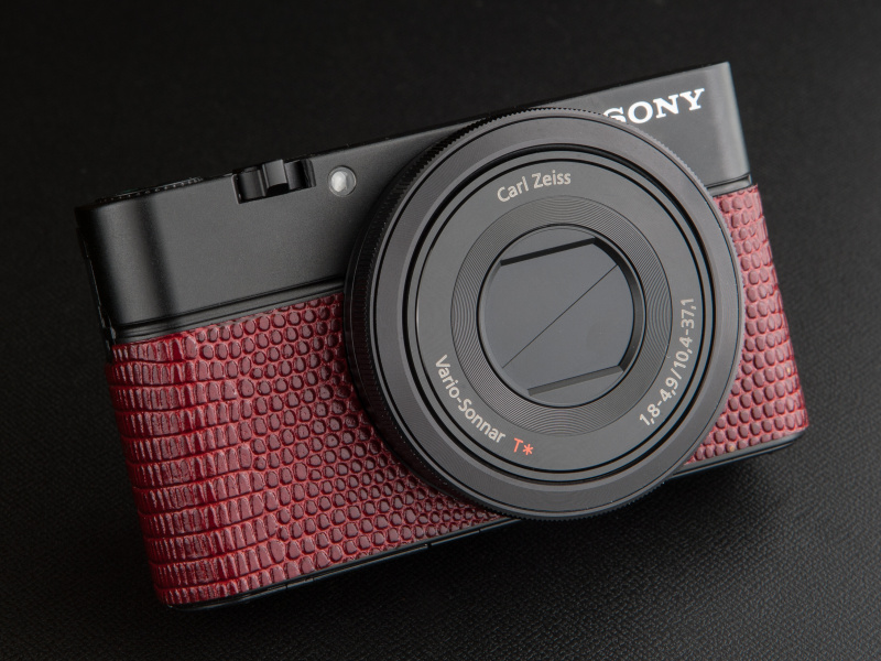 <b>Aki-Asahiの貼り革キットは1,600円。前面下段のみを覆うスタイルだ。軍艦部のみの上部用貼り革キットも発売している</b>