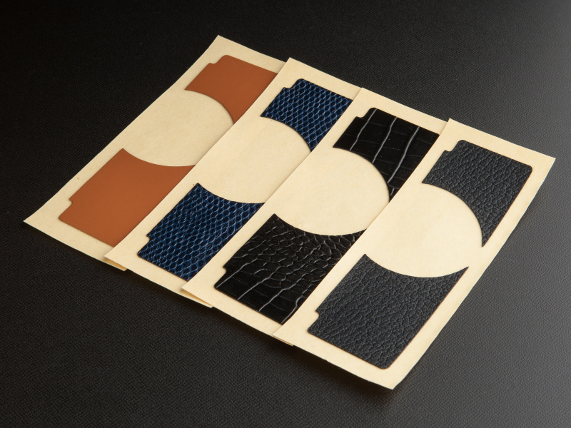 <b>リアルレザーとビニックスレザー（黒シボ）をラインナップしている。型押しタイプが特に豊富だ</b>