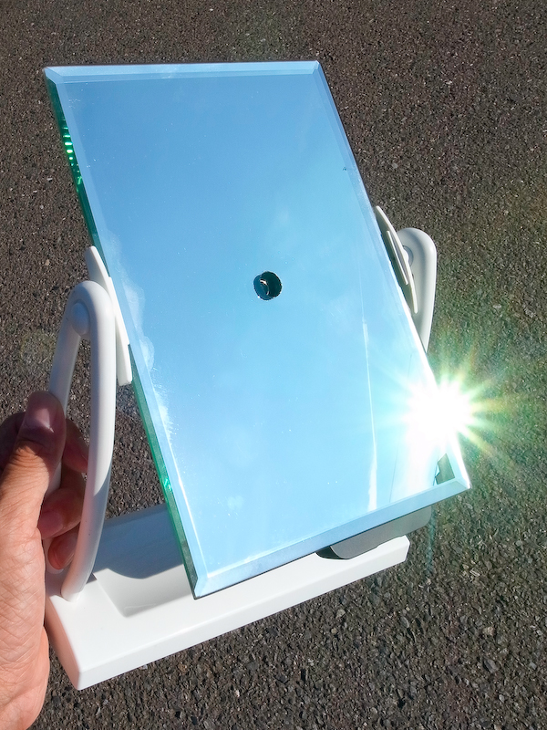 <b>一見、単なる卓上ミラーだが、中心部に穴が開けられ、その奥からiPhone 4のレンズが覗いている。実はこれ、別の鏡に向けるといわゆる“合わせ鏡”による鏡のトンネル映像が撮れる、画期的な「合わせ鏡イチガン」なのだ。</b>