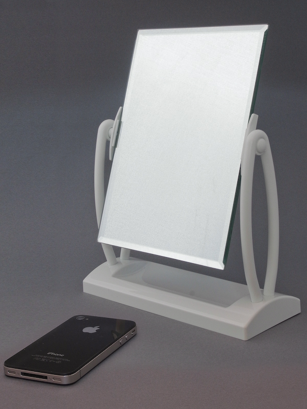 <b>“合わせ鏡”を撮影するには何と言っても鏡が必要で、まずホームセンターでご覧のテーブルミラーを買ってきた。カメラ部分はiPhone 4を使用することにした。iPhone 4の内蔵カメラはデジカメよりレンズ径が小さく、そこがミソである。</b>