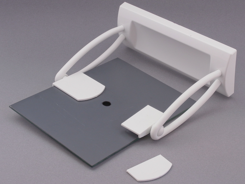 <b>ミラー固定アームの余計な部分を、カッターナイフと定規を使って切り取る。</b>