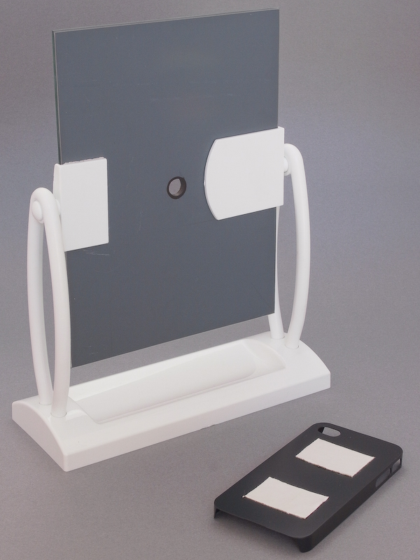 <b>取り外したミラー固定アームを、強力両面テープで再接着する。また、iPhone 4用ケースの表面にも両面テープを貼り付ける。</b>