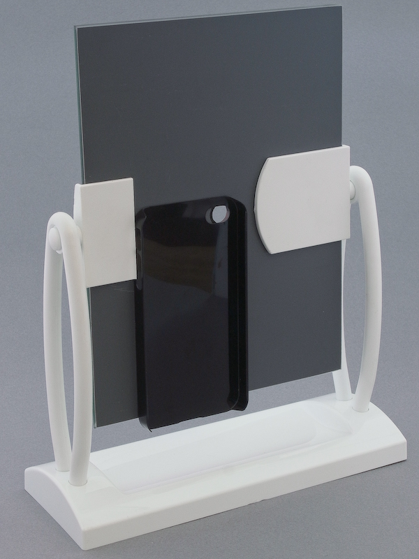 <b>iPhone 4用ケースをミラー裏面に装着する。</b>