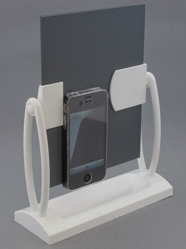 <b>さらにiPhone 4用を装着して完成。</b>