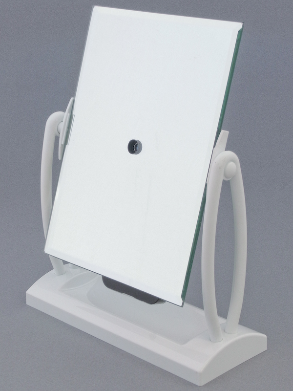 <b>完成したカメラを前面から見たところ。本体そのものがミラーで、ミラーレス一眼ならぬ「合わせ鏡イチガン」と名づけてみた。</b>