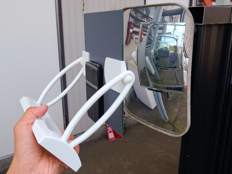 <b>「合わせ鏡イチガン」を路上のミラーに向けたところ。不思議な鏡のトンネルの世界を映し出すことができる。</b>