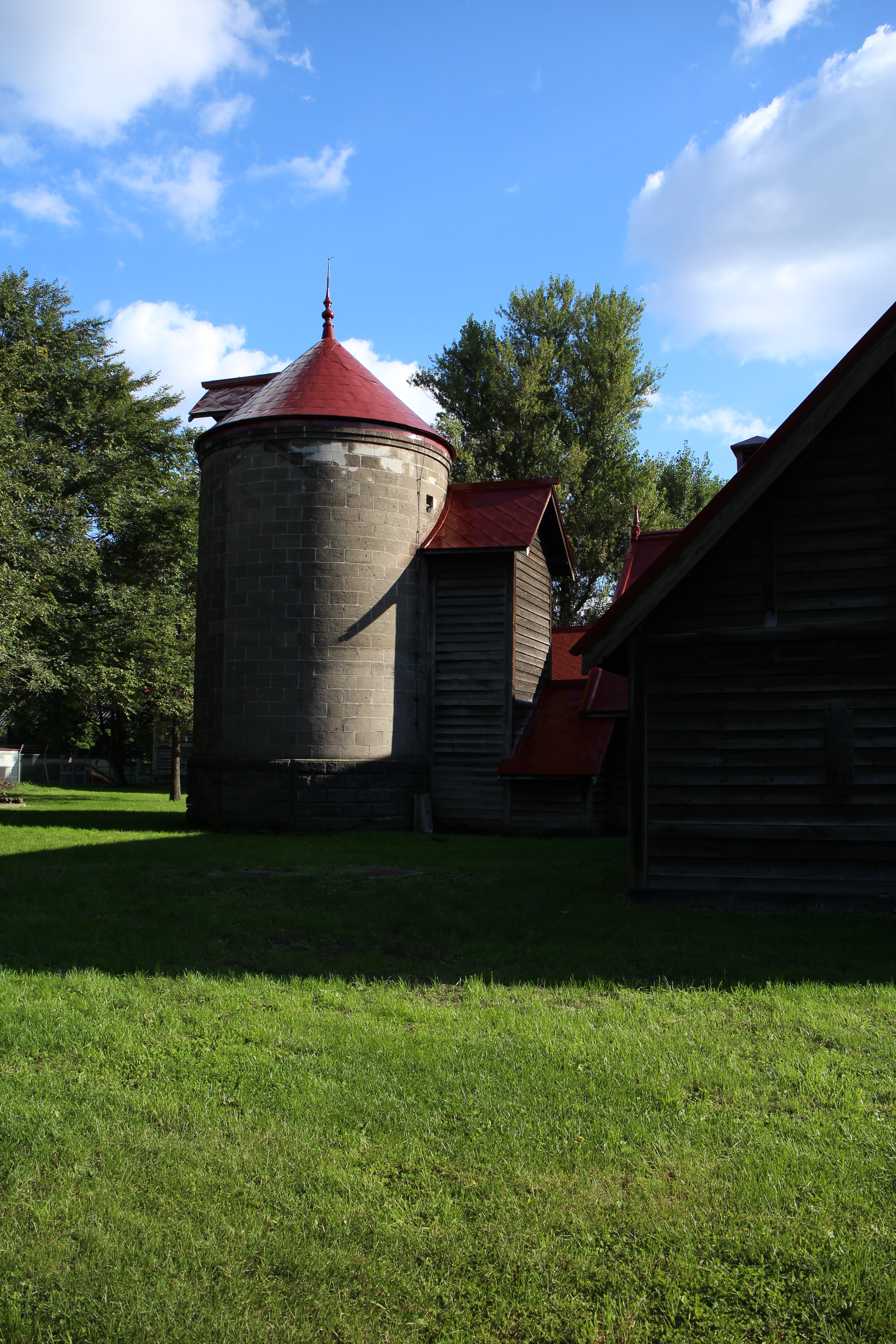 <b>輝度差のわりと大きなシーンだが、このクラスのカメラらしくハイライトのトーンが良く残っている。EOS M / EF-M 18-55mm F3.5-5.6 IS STM / 5,184×3,456 / 1/160秒 / F8 / -0.7EV / ISO100 / WB:太陽光 / 18mm（28.8mm相当）</b>