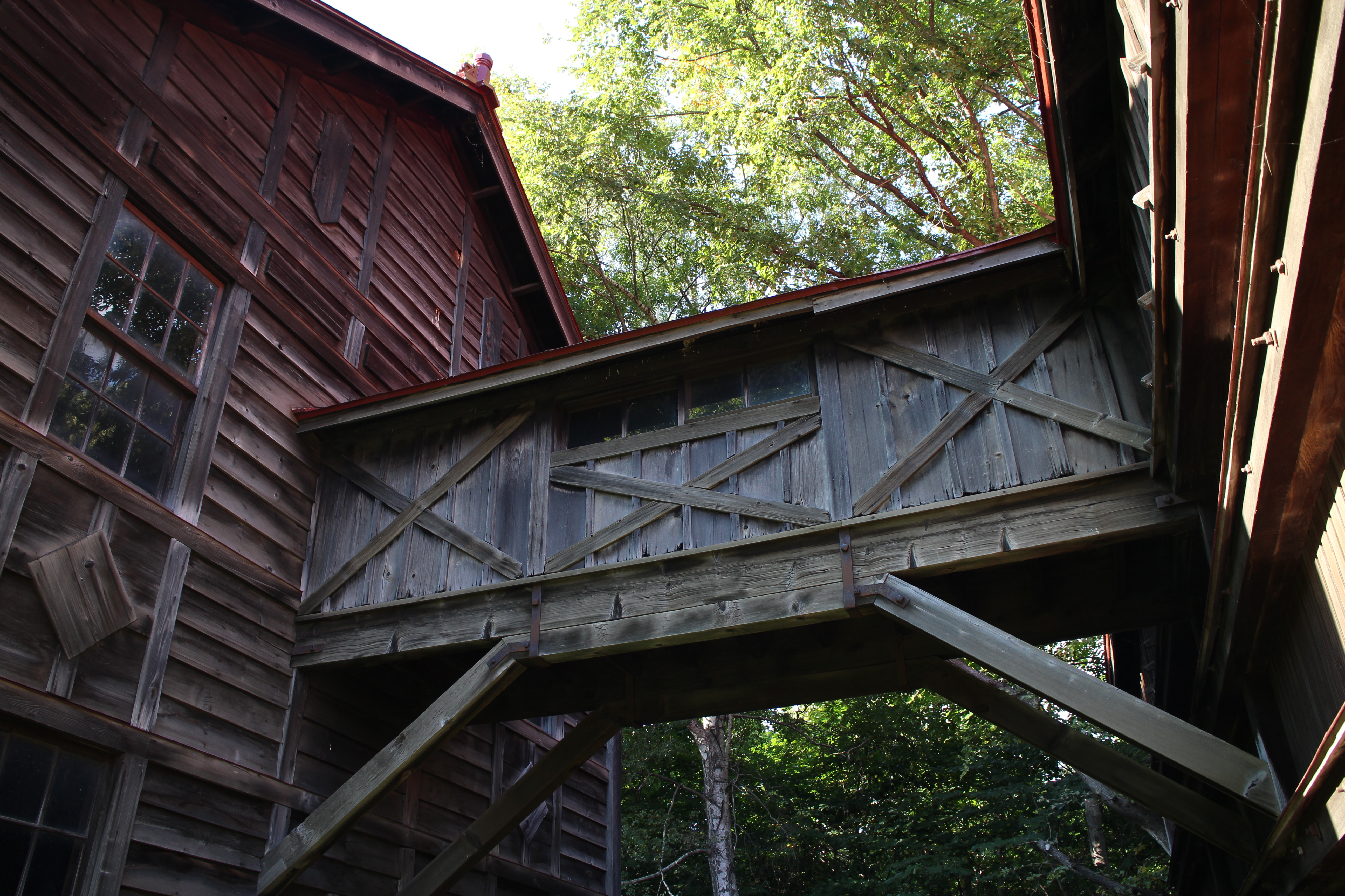 <b>木造の渡り廊下ってかなりめずらしいんではないかと思う。EOS M / EF-M 18-55mm F3.5-5.6 IS STM / 5,184×3,456 / 1/50秒 / F4 / -0.7EV / ISO100 / WB:太陽光 / 18mm（28.8mm相当）</b>