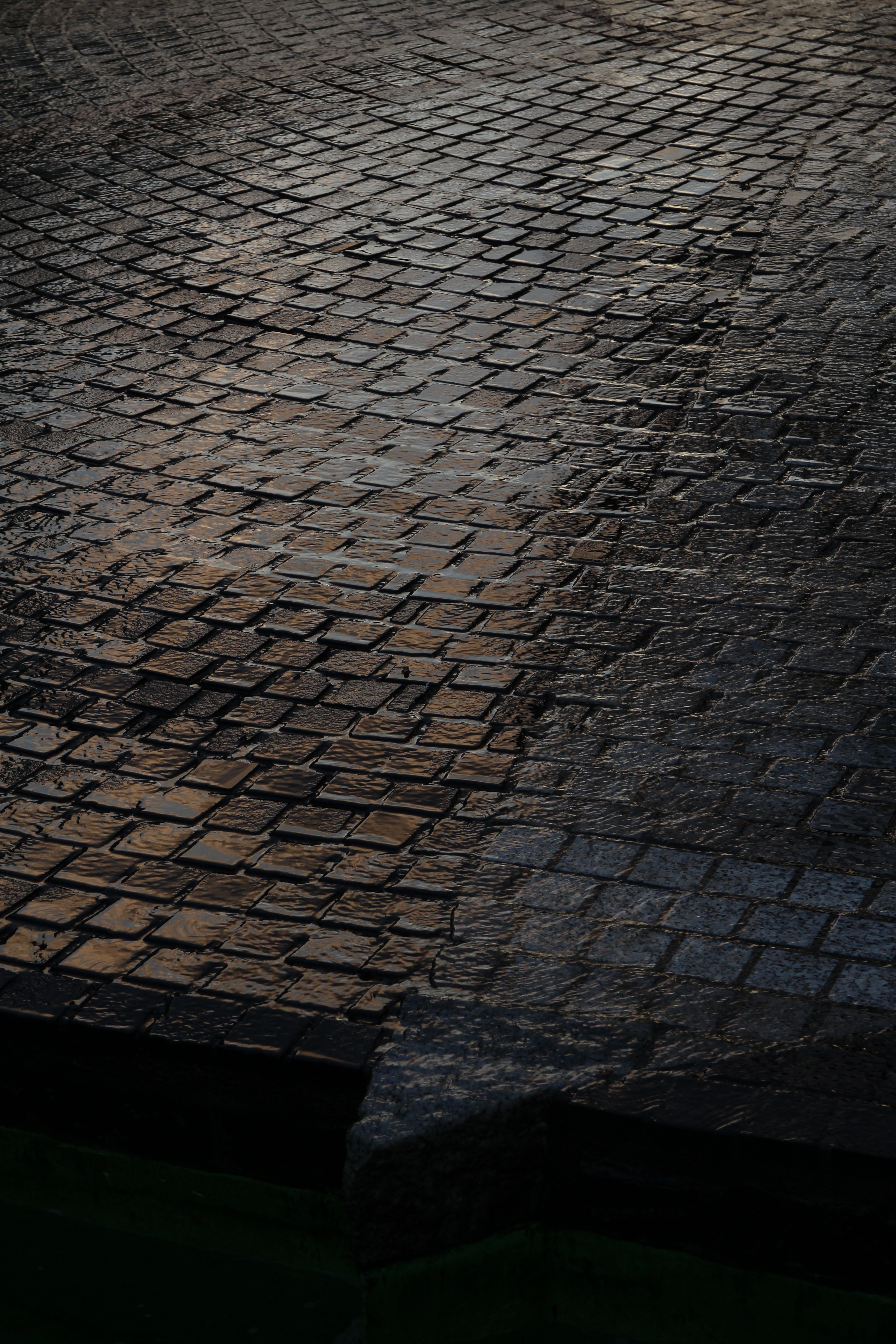 <b>噴水の下の濡れた地面に夕空が映り込んでいた。EOS M / EF-M 18-55mm F3.5-5.6 IS STM / 5,184×3,456 / 絞り優先AE / 1/80秒 / F6.3 / -1.3EV / ISO100 / WB:太陽光 / 55mm（88.0mm相当）</b>