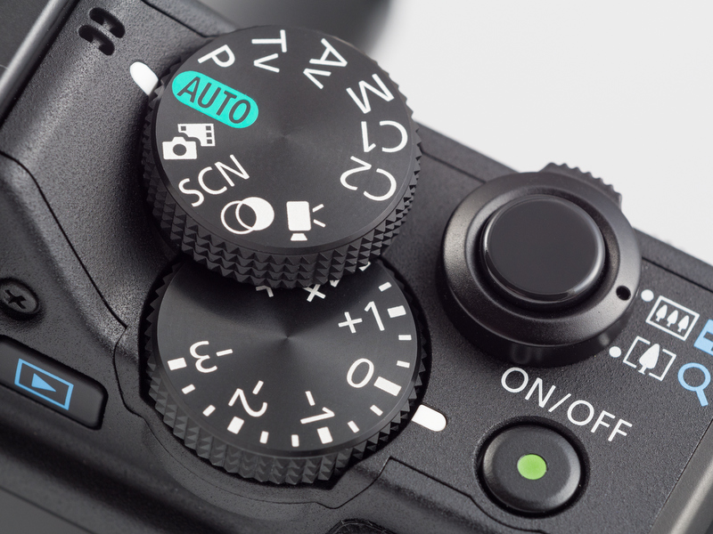<b>軸をずらした配置の2段式ダイヤル。露出補正が右手側に移動したのがいちばんの改良点だと思う。補正範囲も広がったし。</b>