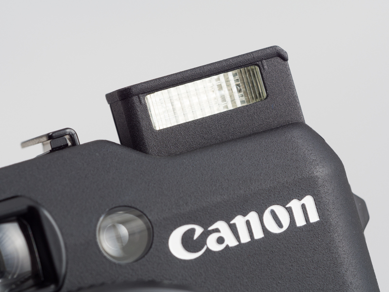 <b>左手側はダイヤルがなくなって、代わりに内蔵ストロボがポップアップ式に変更された。</b>