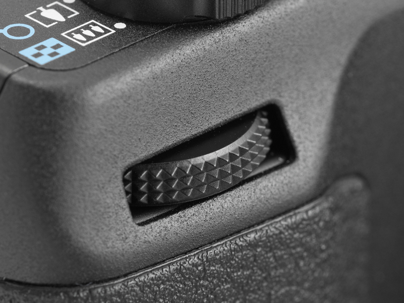 <b>グリップ上部の電子ダイヤル。出っ張りは少なめだが、クリックが重すぎないので操作感はいい。</b>