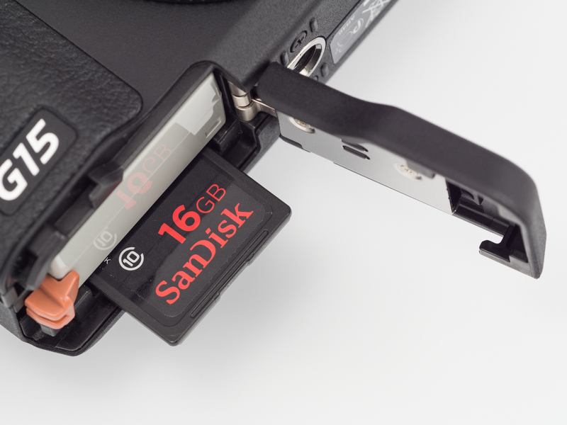 <b>記録メディアはSD/SDHC/SDXCメモリーカード。キヤノンのコンパクトカメラは他社と違って内蔵メモリー非搭載が普通だ。</b>