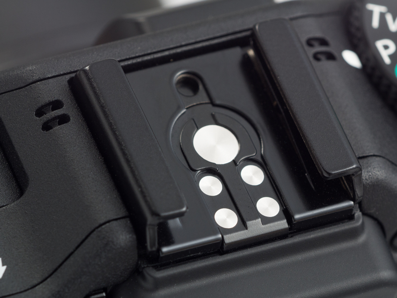 <b>EOS用の外付けストロボが利用できるアクセサリーシューを装備。</b>