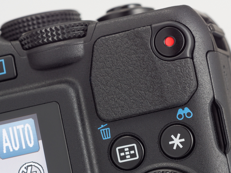 <b>背面右手側上隅に動画ボタンがある。</b>