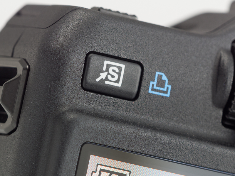 <b>背面左側上隅の「ショートカットボタン」はカスタマイズが可能。</b>