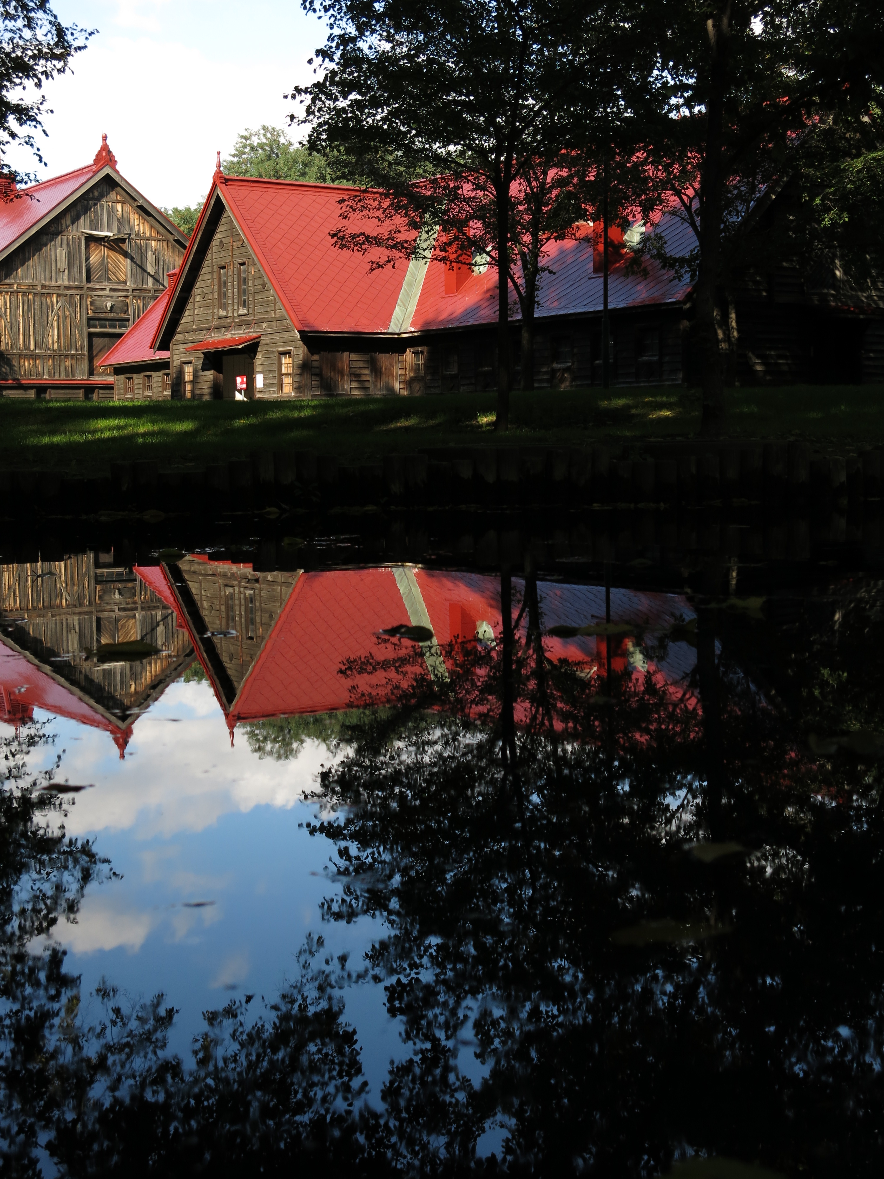 <b>かのクラーク博士の構想にもとづいたという農場の建物。明治時代に建てられたものらしい。赤い屋根が印象的。PowerShot G15 / 4,000×3,000 / 1/500秒 / F2.8 / -1.7EV / ISO80 / WB:オート / 10.9mm（50mm相当）</b>