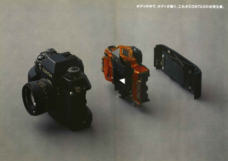 <b>コンタックスAXではボディを二重構造にして、内側のボディを前後させてオートフォーカスを行なう、バックフォーカシングを採用した。レンズ側でAFができないための苦肉の策だがボディが非常に大型となり、焦点距離の長いレンズではボディだけのストロークでは足りないなど問題点が多い（コンタックスAXのカタログより）。</b>