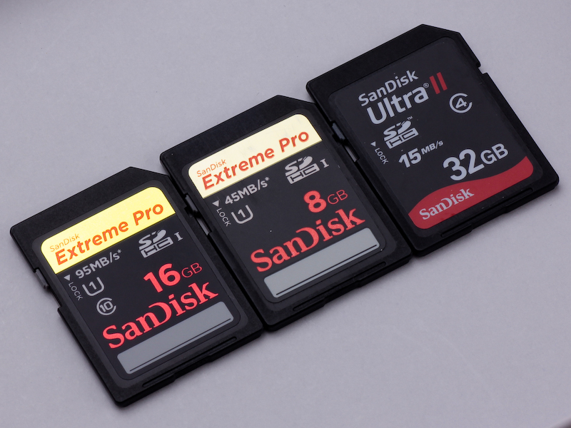 <b>今回テストに使用したメモリーカード。左からExtreme Pro SDHC UHS-Iカード（95MB/秒）タイプ、同45MB/秒タイプ、Ultra II SDHCカード</b>