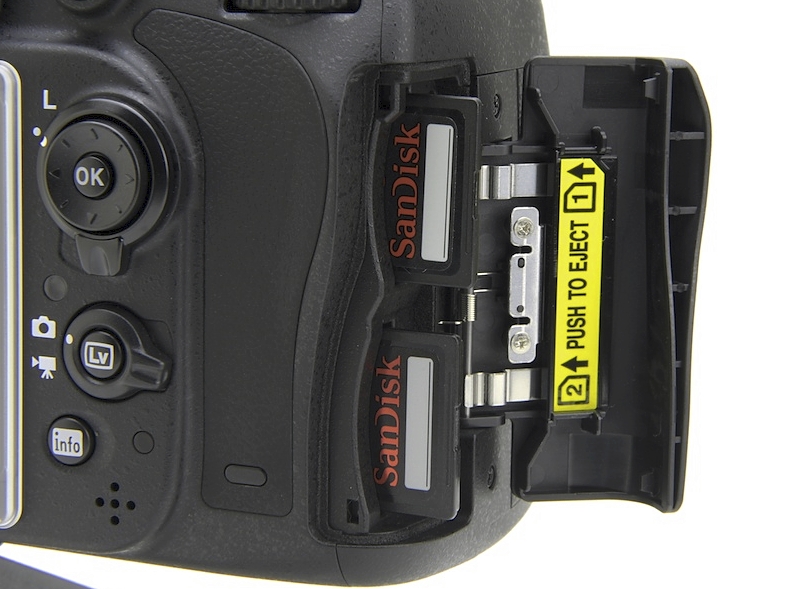 <b>D600はSDメモリーカードのダブルスロット。2枚のカードを入れて使用できる</b>