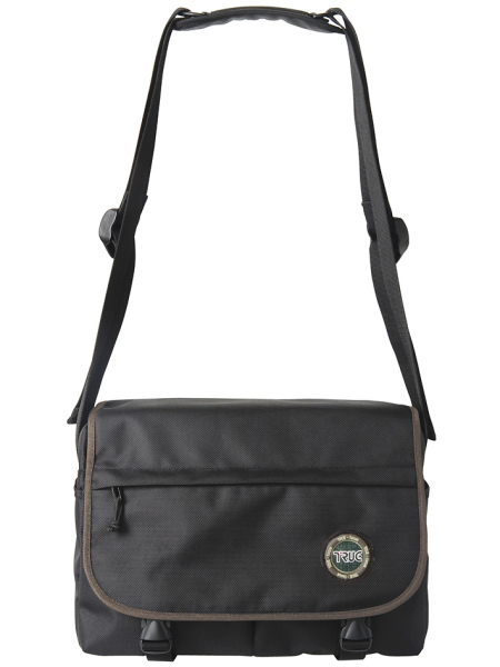 <b>独特のストラップ構造を採用した</b>