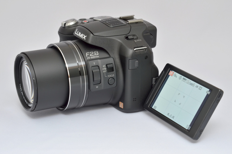 <b>左右180度・上下270度と可動域の広いフリーアングル液晶を採用する。縦位置での撮影でも自由度の高い動作が対応。TFT液晶で3型46万ドットという仕様は、DMC-FZ150と同じである。</b>