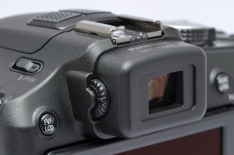 <b>電子ビューファインダーは、従来の20.2万ドットから約131.2万ドットに高精細化された。ファインダーとモニターの自動切り替え機能が搭載されていないのが残念!</b>