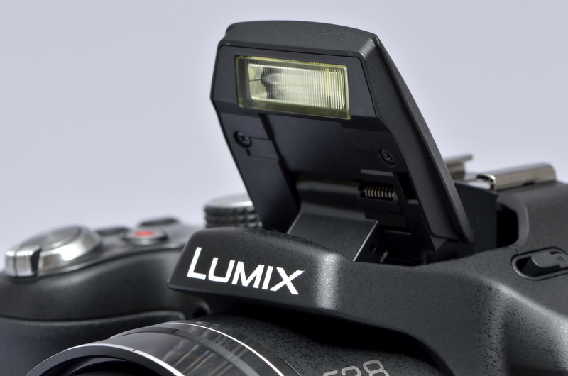 <b>ポップアップ式の内蔵ストロボ。ISO感度「AUTO」設定時（上限値AUTO）の撮影可能距離は、広角端約0.3〜13.5m、望遠端約1〜約13.5m。</b>