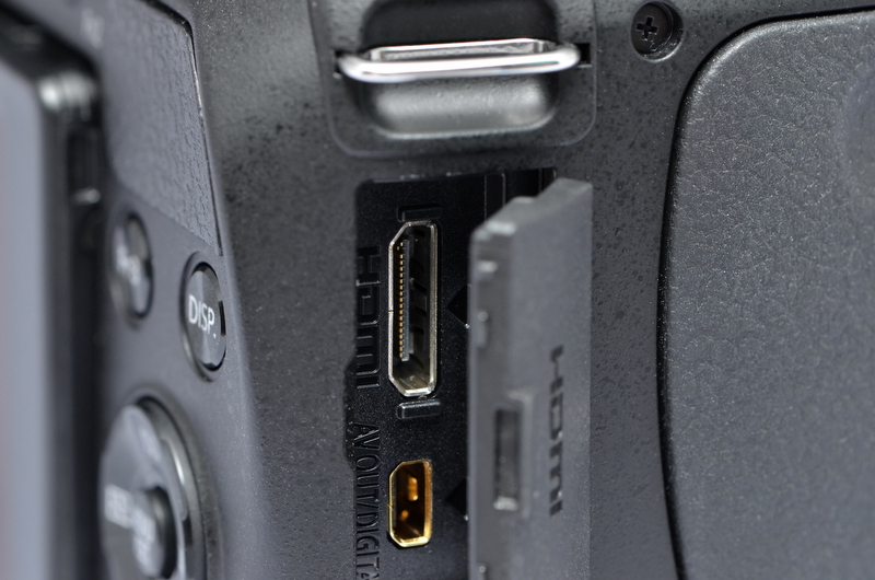 <b>グリップ部側面のカバー内に、「HDMI端子」と「AV OUT/DIGITAL端子」を装備する。</b>