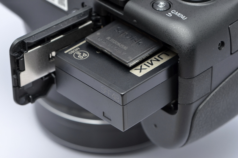 <b>記録メディアは、SDXC/SDHC/SDカードで、あらたにUHS-Iに対応した。それと、約70MBの内蔵メモリ。使用電源DMW-BLC12の撮影可能枚数は約540枚で、動画の記録時間はAVCHD/60p設定の場合、約160分となっている</b>