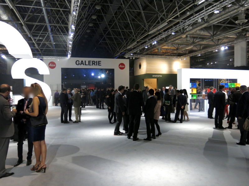 <b>現地時間の21時過ぎに製品発表のイベントは終了。展示ブースがオープンした。会場ではこのあとも午前2時頃まで催しが行なわれていたという</b>