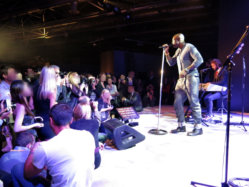 <b>22時ごろスタートしたSealさんのステージは、参加者が思い思いに写真を撮っていた。目に入るカメラのほとんどがライカだった</b>