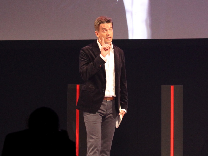 <b>フォトキナ会期前日、現地時間の9月17日19時に始まった同社イベントは、テレビ司会者のMarkus Lanz氏が進行役を務めた</b>