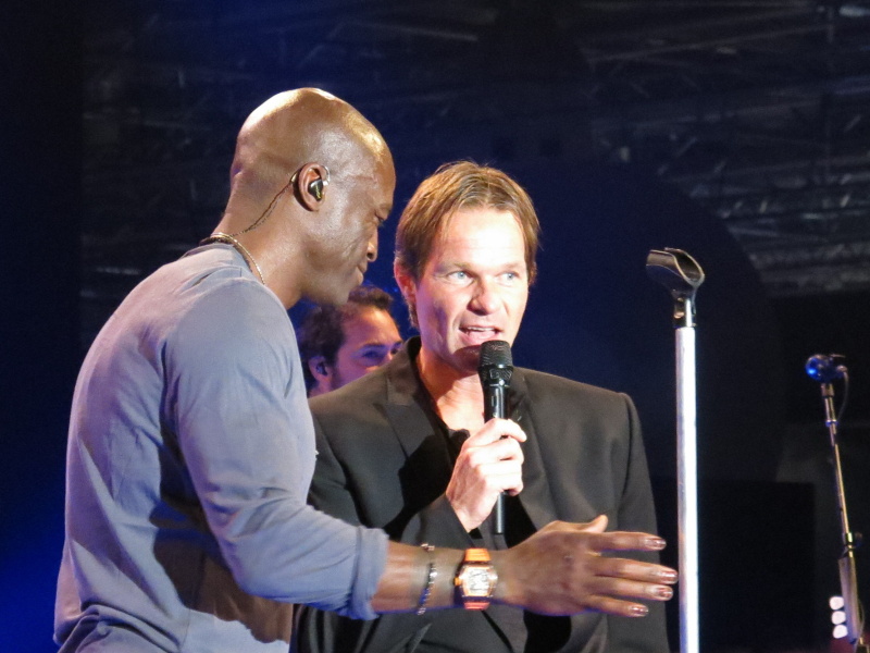 <b>MCでは、友達というライカカメラ社のステファン・カイル氏をステージに迎え、Sealさんと同社の縁について話した。デジタルになったライカM8の発表に感銘を受けたSealさんは「私のことは誰だか知らないと思うが、M8を送ってほしい」と同社にコンタクトを取り、それ以来の関係だという</b>