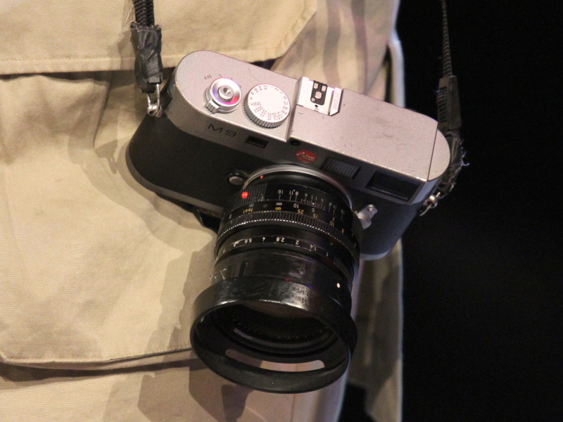 <b>同コーナー登壇者のひとりDavid Burnett氏は、スチールグレーのライカM9にフード外付けの第2世代ノクチルックスを装着していた。どちらも貫禄が漂う</b>