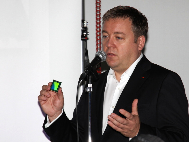 <b>Leica MAX CMOSセンサーを手にするStefan Daniel氏</b>