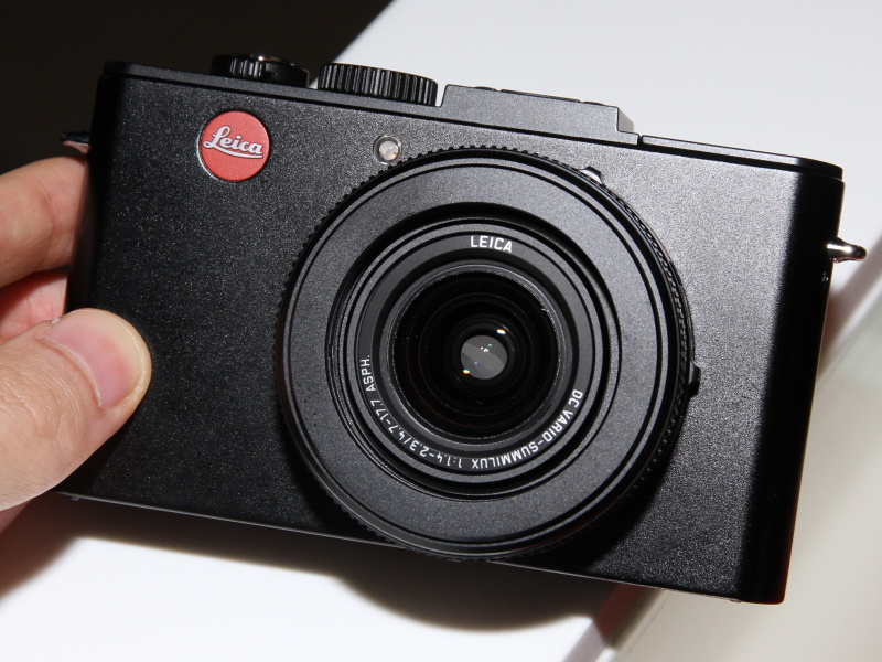<b>ライカD-LUX 6。1/1.7型CMOSセンサーと24-90mm相当F1.4-2.3の「Leica DC Vario-Summilux」ズームレンズを搭載。同社コンパクト機で初めてズミルックス銘が付いた。レンズ鏡筒の絞りリングも特徴</b>