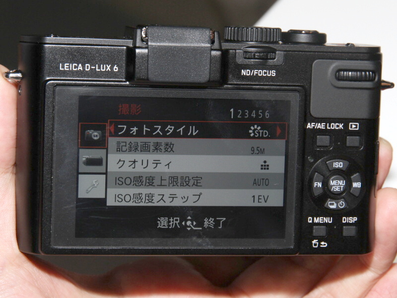 <b>ライカD-LUX 6。1/1.7型CMOSセンサーと24-90mm相当F1.4-2.3の「Leica DC Vario-Summilux」ズームレンズを搭載。同社コンパクト機で初めてズミルックス銘が付いた。レンズ鏡筒の絞りリングも特徴</b>