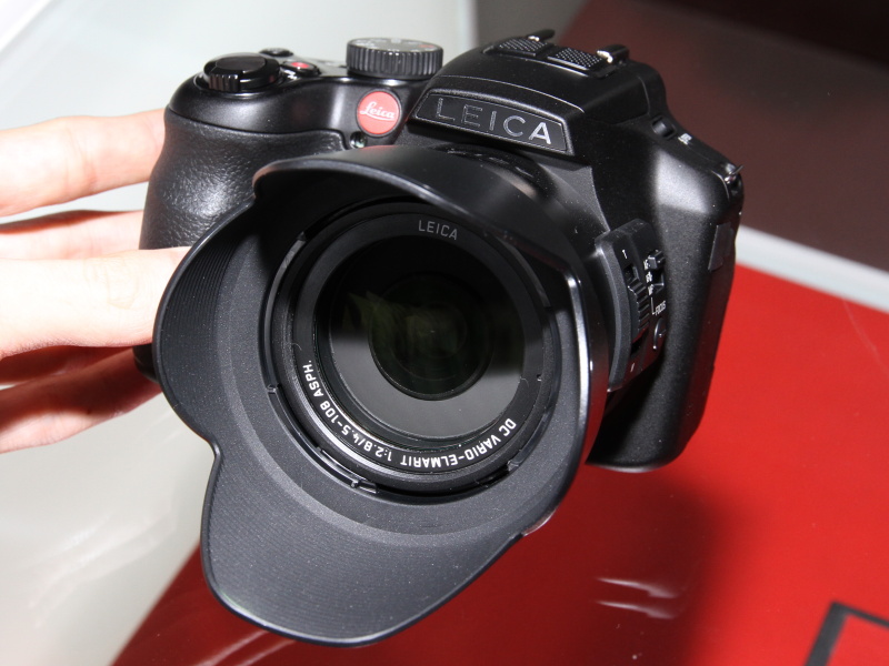 <b>ライカV-LUX 4。24-600mm相当の25倍ズームレンズを搭載するモデル。ズーム全域で開放F2.8を実現している。フリーアングル式の液晶モニターを搭載</b>