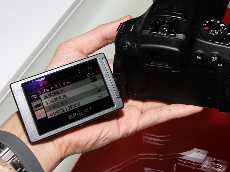 <b>ライカV-LUX 4。24-600mm相当の25倍ズームレンズを搭載するモデル。ズーム全域で開放F2.8を実現している。フリーアングル式の液晶モニターを搭載</b>