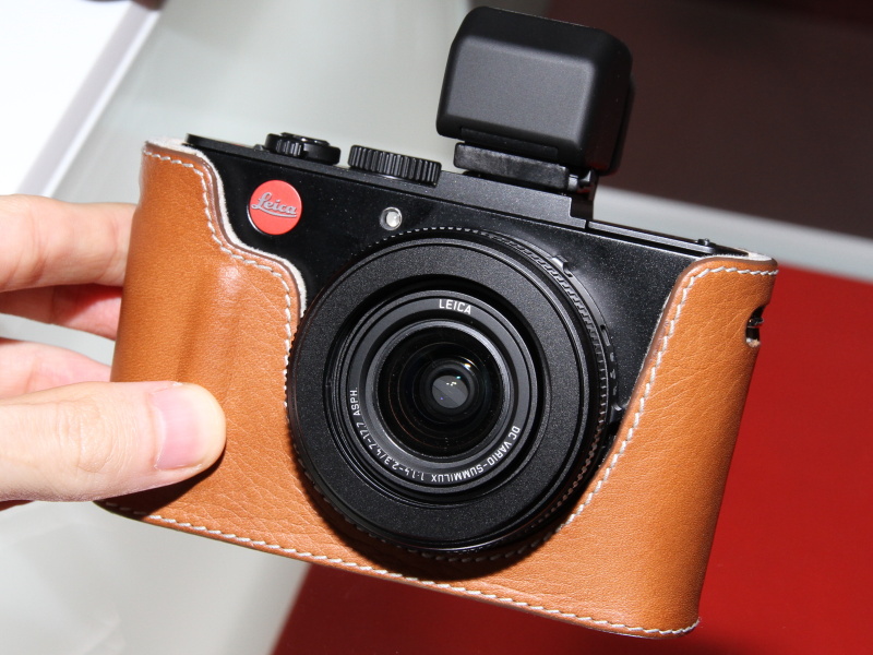 <b>オプションのEVFとケースを装着したところ</b>